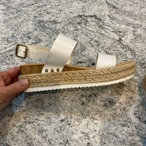 Steve Madden white wedge Sandels